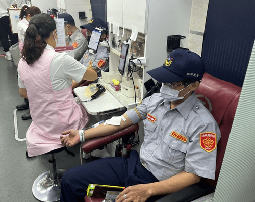 全台血庫存量拉警報　北市義警捲袖響應捐血