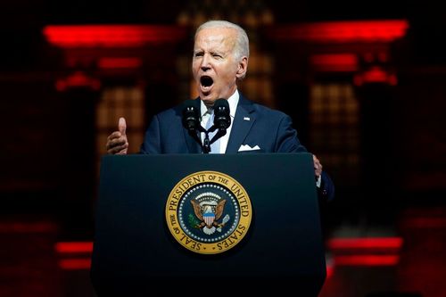 拜登這廂指控對美國民主造成威脅 川普放話再當選將赦免國會暴動者