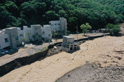 軒嵐諾風雨中下樓移車 南韓7人在地下停車場溺斃