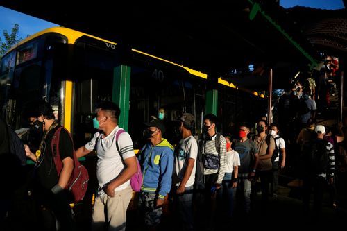 菲律賓口罩令鬆綁 戶外開放空間保持社交距離可免罩