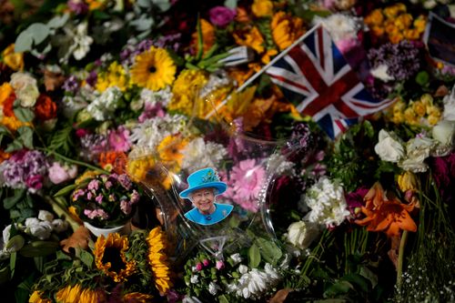 英女王辭世 土耳其康乃馨需求飆升花農急加班