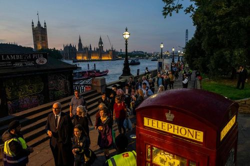 瞻仰英女王靈柩人龍要「苦排30小時」 可能提前一天喊卡