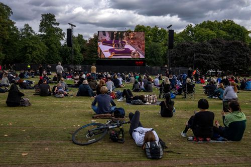 大批民眾聚集倫敦街頭 默默參與女王葬禮