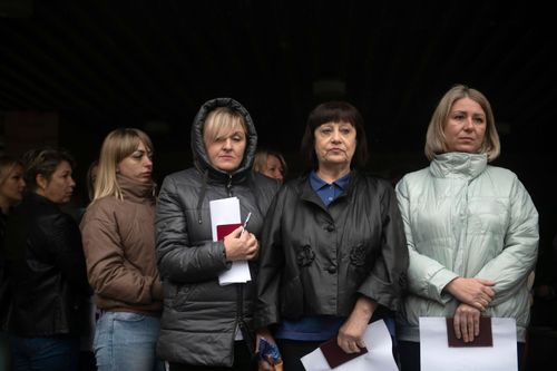 槍口下投票!烏克蘭親俄地區入俄公投 武裝人員挨家挨戶強制投票