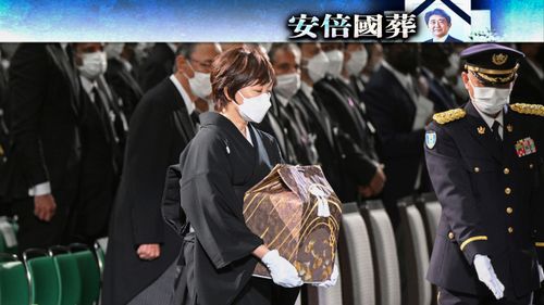 安倍國葬儀式結束! 夜色中遺孀昭惠捧骨灰離場返家|不斷更新