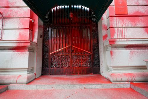 對普丁的血色抗議!俄羅斯駐紐約領事館被噴紅漆 東正教堂也遭殃