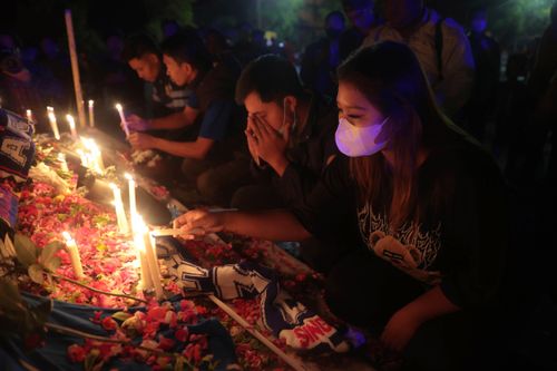 印尼足球場暴動　球迷哀慟！自發辦守夜儀式悼死者