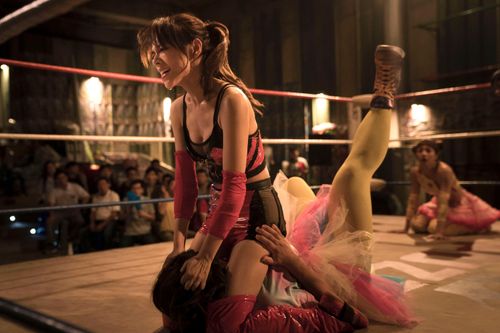 吳映潔只穿內衣褲破從影尺度 夏于喬「撫摸震動」AV招式搬上台