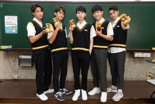 原子少年「水星」更名「AcQUA源少年」 套高中生制服賣萌