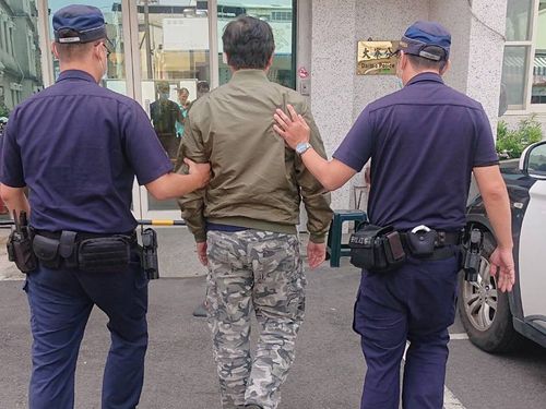 高雄惡男持槍射狗!BB彈嵌肉噴血 駕車落跑衝撞路人1人傷