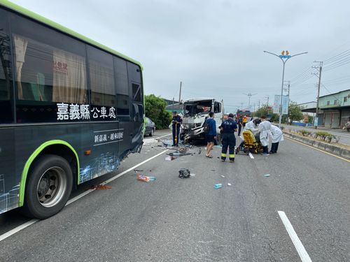 嘉縣公車追撞車禍釀3傷 後頭小貨車車頭變形全毀