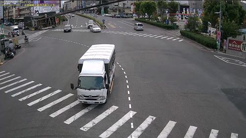 大貨車逆向衝影片曝光 整排車急閃逃命!飆罵「太誇張」