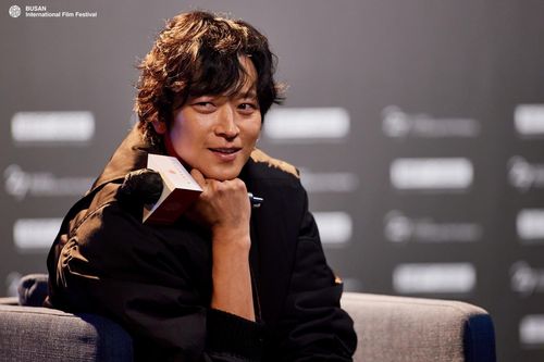 釜山影展|姜棟元一笑融化全場 感恩蠟燭兩頭燒