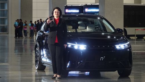 嚴陳莉蓮3度出席鴻海科技日　試乘LUXGEN n⁷為後天品牌日暖身