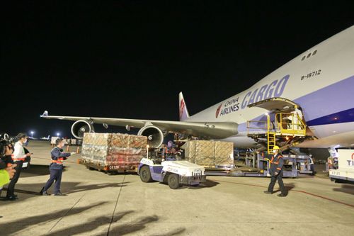 第二批莫德納次世代80.3萬劑晚間抵台 10月起3類人先開打