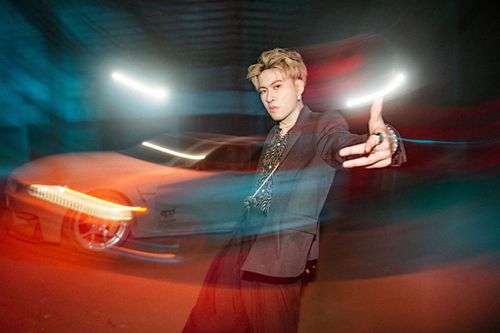 唐仲彣跨國合作BAER尬RAP　女殺手雪乳呼之欲出