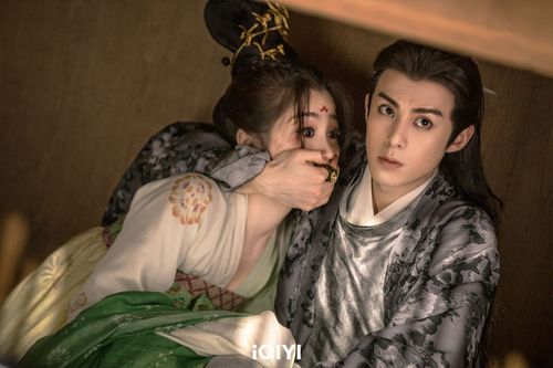 男女星公然放閃!未曝光深吻花絮被公開 「你幹嘛親得那麼熱烈」