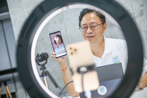 布局空戰！張善政化身直播主晚點名　深夜Call Out兩女掀高潮