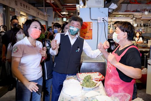 陳時中掃藍票倉反應兩極　有人只給眼神、有人熱情送禮