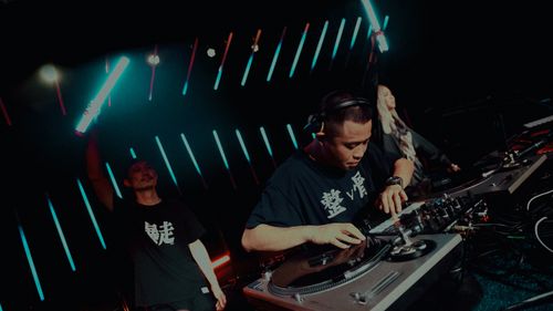 ØZI、J.Sheon指定合作DJ　曝在總統府放歌心得：不要亂說話！