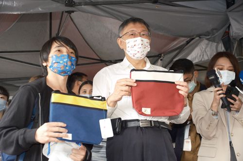 民眾熱情喊當總統　柯文哲笑：你可以下班了！不要再跟我講話