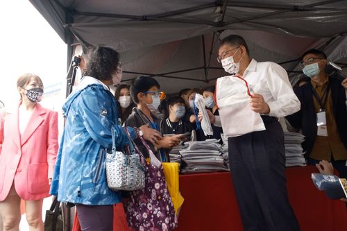 蔣萬安拋「深蹲免費搭公車」惹議　柯文哲酸：不意外！他水準就這樣