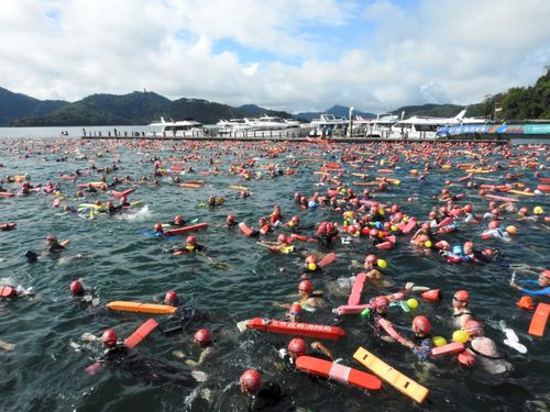 不受軒嵐諾影響!日月潭豔陽好天氣 萬人泳渡明如期舉行