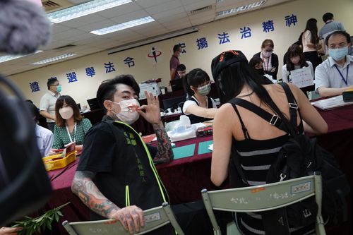 「哈們」戰士來了!謝和弦正式登記參選中正萬華議員 喊話市民「不要裝乖」