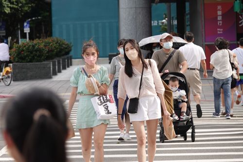 小四童過馬路違規!被警開單嚇哭 家長怒「不能先勸導嗎?」兩派人吵翻