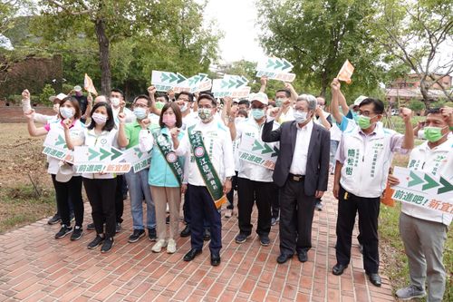 換縣長顧宜蘭！民進黨江聰淵300名支持者陪登記參選　還有這2人讚賞他施政能力