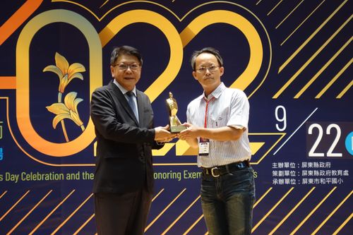 林邊國小曾啟瑞對抗3C成癮有撇步　助學童重返校園獲師鐸獎