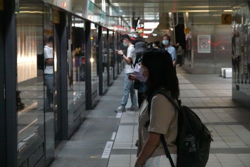 捷運遇小孩大哭！她默默換車廂睡覺　媽媽竟搖醒問：討厭我小孩？