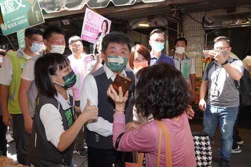 陳時中到「跌倒阿嬤」市場掃街　真實反應曝