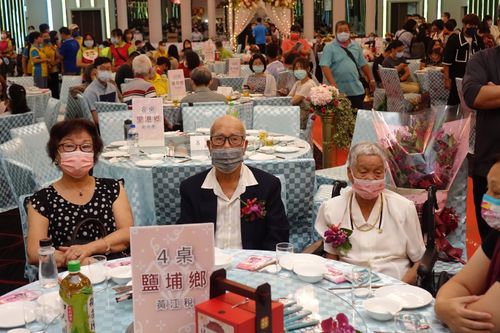 屏東鑽石婚頒獎　9旬爺嬤結婚72年家庭和睦「秘訣是這個」