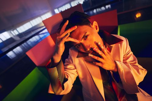 創作新人雙重人格爭鬥拉扯 柏霖MV吸灰塵鼻涕變黑