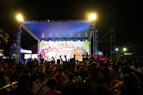 埔心牧場中秋連假推「恐龍滾月」 夜間票百元優惠!知名藝人、歌手烤肉派對同歡