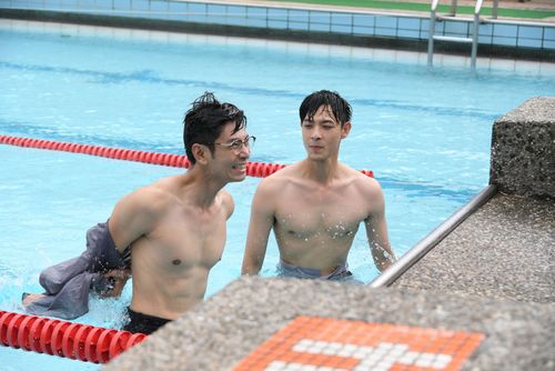 楊子儀大犧牲全裸下水側面看光 獨愛連晨翔寬闊胸型