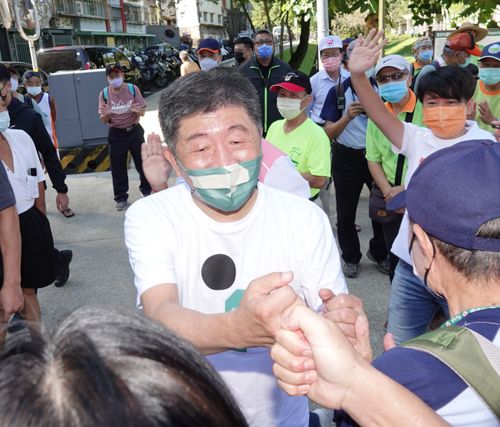 講完政見「不答題還划手機」！蔣萬安遭議　陳時中：這是他風格、親答才負責