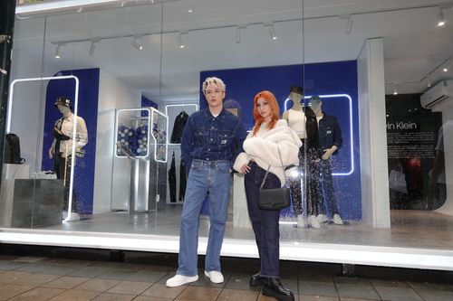 J.Sheon站台Calvin Klein丹寧快閃店　穿牛仔套裝顯腿長！揪「視覺長高」的Karencici組籃球隊