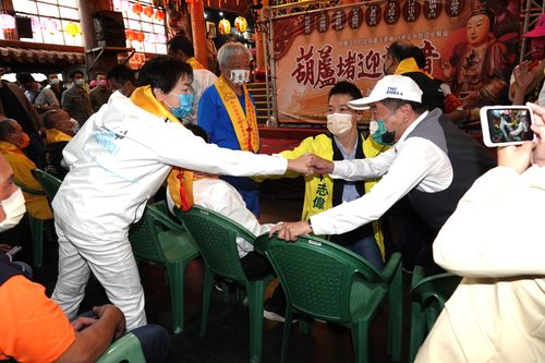 綠白胡蘆寺同場　黃珊珊與陳時中握手又換座、互動微妙