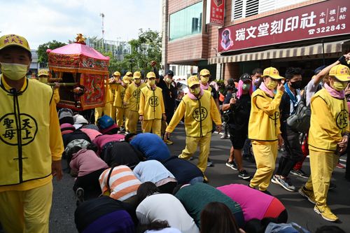 后山妈、白沙屯妈首次台东合体绕境 万人迎接跪拜钻轿底