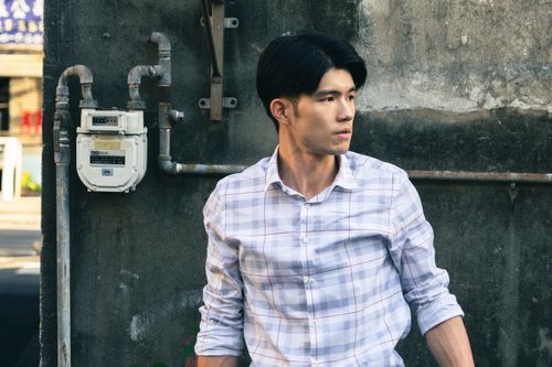 張耀仁懦弱上班族超沒用　NG 20次50人大太陽下陪罰站