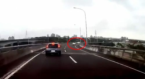 梅花颱風害路面濕滑!五楊高架轎車「打水漂」 360度旋轉畫面曝