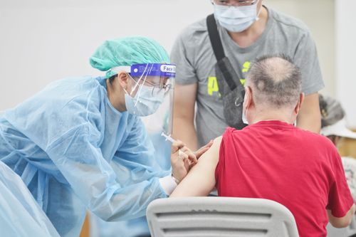 最新疫苗受害救济出炉！　他打完AZ「毛细血管渗漏」获40万元