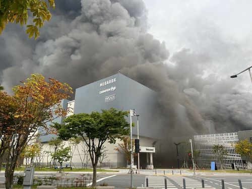 南韓Outlet大火2死4失聯　疑為電動車插座爆炸釀禍