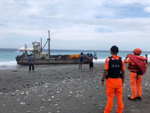 掃到颱風尾！軒嵐諾掀惡浪　花蓮坂下海岸漁船擱淺