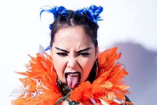 Saya多出時間全給孩子 頂藍髮磨拳大鬧北流