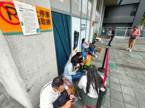 iPhone 14明開賣!果粉昨晚就露宿街頭排隊 他路過看呆:信仰無價