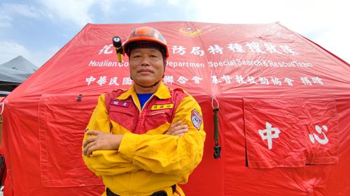 救災英雄們!6.8強震玉里民宅瞬間坍塌 義消特搜隊危樓救出受困夫妻