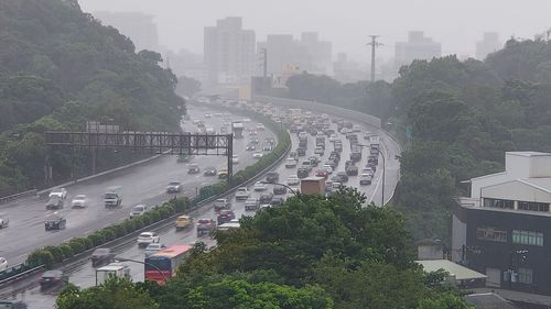 國慶連假首日又下雨 國3土城南下塞到龍潭!時速不到30公里